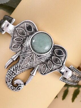NWOT Green Aventurine Solitaire Elephant Bracelet in Silvertone Fits 7”-9”